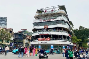 Công trình "Hàm cá mập" sẽ được phá dỡ để mở rộng không gian quảng trường Đông Kinh-Nghĩa Thục. (Ảnh: Nguyên Trang)