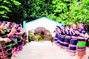 Một tiết mục múa được biểu diễn trong khuôn viên Miếu Thần Đá dịp phục dựng Lễ cúng Thần Đá vào cuối năm 2024.