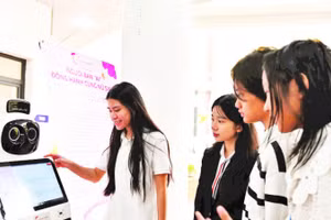 Em Võ Nguyễn Tường Minh (người đầu tiên từ trái sang) và nhóm nữ sinh thành viên Câu lạc bộ giới thiệu sản phẩm chatbot với các đại biểu Đại hội Cháu ngoan Bác Hồ thành phố Hà Nội lần thứ XV