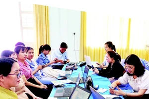 1- Các thầy, cô giáo phân thành từng nhóm để triển khai các nội dung trong chương trình tập huấn.