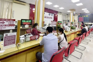 Giao dịch khách hàng tại chi nhánh Agribank.