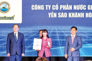 Chủ tịch Hội đồng quản trị SANVINEST Trịnh Thị Hồng Vân được vinh danh Nhà lãnh đạo tiêu biểu Asia. Ảnh: Trà My