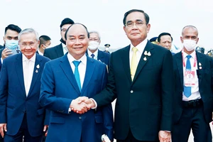Thủ tướng Thái Lan Prayut Chan-o-cha đón Chủ tịch nước Nguyễn Xuân Phúc tại Sân bay Không quân Hoàng gia Thái Lan. (Ảnh TTXVN)