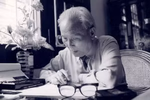 Ðại tướng Chu Huy Mân làm việc tại nhà riêng khi đã ở tuổi 90.