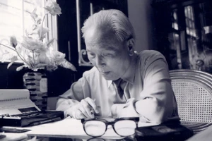 Ðại tướng Chu Huy Mân làm việc tại nhà riêng khi đã ở tuổi 90.