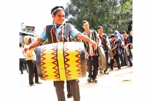 Ðồng bào Xơ Ðăng luôn “cháy” hết mình với những vũ điệu truyền thống, diễn tấu cồng chiêng trong lễ hội.