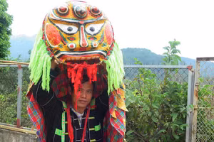 Nghệ nhân Ưu tú Hoàng Văn Cải chế tác, phục dựng múa sư tử mèo của tỉnh Lạng Sơn.