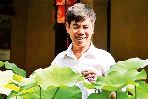 Ông Tạ Hồng Điệp bên vườn sen độc đáo của nhà mình.