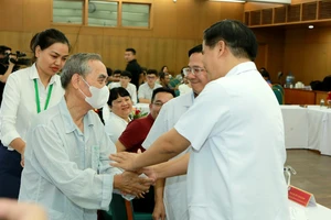 Người bệnh cảm ơn các thầy thuốc trước khi ra viện chiều 22/9.