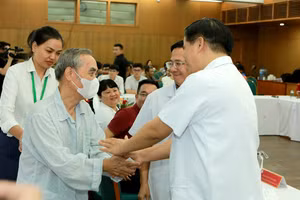 Người bệnh cảm ơn các thầy thuốc trước khi ra viện chiều 22/9.