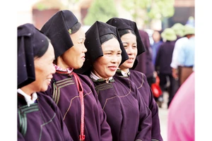 Bà con các dân tộc trong vùng nô nức rủ nhau về dự phiên chợ. 