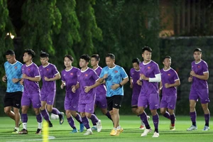 Ðội tuyển Việt Nam tập luyện tại Thái Lan chuẩn bị cho trận chung kết lượt về.