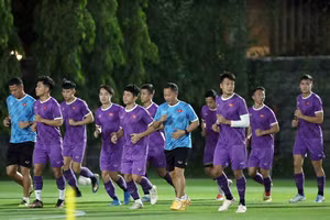 Ðội tuyển Việt Nam tập luyện tại Thái Lan chuẩn bị cho trận chung kết lượt về.