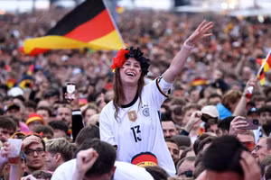 Cổ động viên đội tuyển Ðức vui mừng sau trận thắng 5-1 trước Scotland.