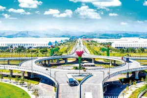 Cầu vượt vòng xuyến 2 tầng giữa QL1A và đường sắt Bắc-Nam có đường trục chính từ cảng Chu Lai đến đường cao tốc Đà Nẵng-Quảng Ngãi.