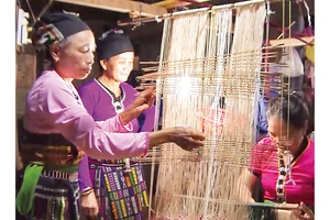 Các nghệ nhân người Thái miệt mài truyền dạy, bảo tồn nghề dệt thổ cẩm cho lớp trẻ tại Ðắk Nông.