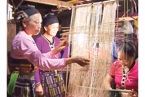 Các nghệ nhân người Thái miệt mài truyền dạy, bảo tồn nghề dệt thổ cẩm cho lớp trẻ tại Ðắk Nông.