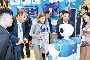 Đại biểu các nước tham quan triển lãm thành tựu đổi mới sáng tạo, sản phẩm OCOP. (Ảnh: DUY LINH)