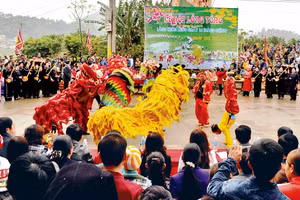Ðội múa sư tử của xã Hải Yến, huyện Cao Lộc (Lạng Sơn) biểu diễn trong ngày hội Lồng Tồng.