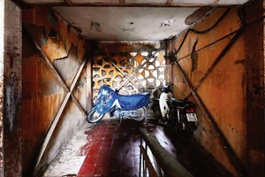 Nhà G6A Thành Công (quận Ba Ðình) sử dụng từ năm 1987, hiện nay thuộc diện nhà nguy hiểm cấp độ D, một trong những khu nhà nguy hiểm nhất tại Hà Nội.