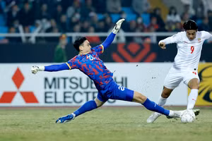 Thủ môn Văn Lâm và hàng thủ Việt Nam được kỳ vọng sẽ chơi tốt trước Indonesia.