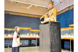 Học sinh tham quan tại Bảo tàng Hải Phòng. 