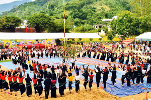 Vòng xòe đoàn kết của đồng bào dân tộc Thái tại lễ hội mừng cơm mới.