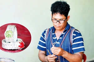 Nghệ nhân Ya Tuất chế tác khuôn đúc nhẫn bạc và sản phẩm srí.