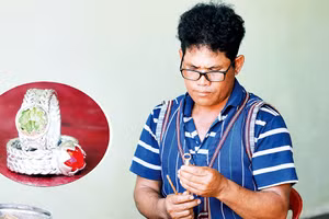 Nghệ nhân Ya Tuất chế tác khuôn đúc nhẫn bạc và sản phẩm srí.