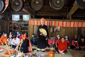 Thầy Mo thực hành nghi lễ mát nhà của người Mường. (Ảnh QUANG VINH)