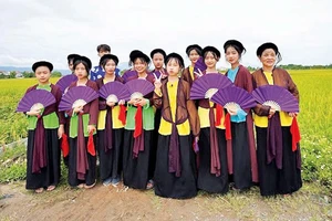 Nghệ nhân Nguyễn Thị Lan (ngoài cùng bên phải) cùng các “con hát” trong Câu lạc bộ hát dô Liệp Tuyết.