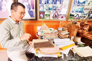 Ông Thủy với những cuốn sách cổ.