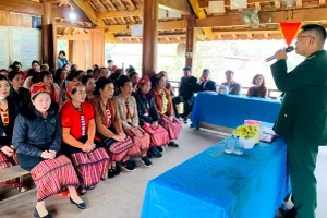 Bộ đội Biên phòng Nghệ An tuyên truyền pháp luật cho đồng bào khu vực giáp biên giới.