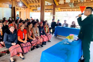 Bộ đội Biên phòng Nghệ An tuyên truyền pháp luật cho đồng bào khu vực giáp biên giới.