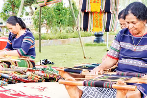 Nghệ nhân M’nông dệt thổ cẩm.