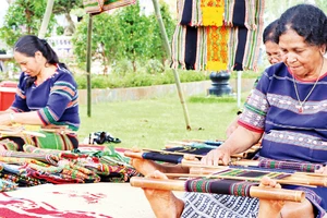 Nghệ nhân M’nông dệt thổ cẩm.