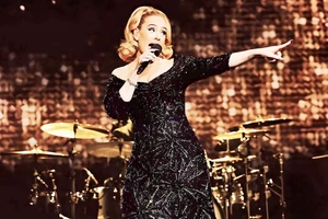 Ca sĩ Adele trong trang phục của thiết kế Cong Tri trên sân khấu biểu diễn. 