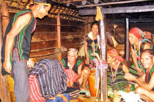 Già làng và bà mối trùm chăn cho đôi vợ chồng trẻ, một nghi thức trong lễ cưới của người M’nông.