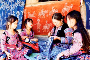 Người dân tộc H’Mông ở xã Pà Cò truyền nghề dệt thổ cẩm cho thế hệ trẻ. 