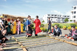 Du khách trải nghiệm múa sạp tại “Phiên chợ xưa”.