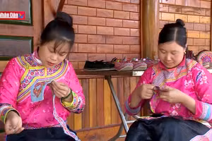 Khám phá nghề làm giày thêu của người Xạ Phang