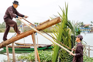 Nghệ nhân làng mộc Kim Bồng trình diễn nghi thức lấy gỗ làm mộc. 