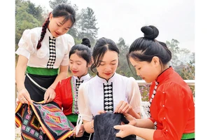 Học sinh dân tộc Thái, Khơ Mú ở huyện Sốp Cộp thêu khăn piêu và hoa văn bằng chỉ mầu trên vải truyền thống.