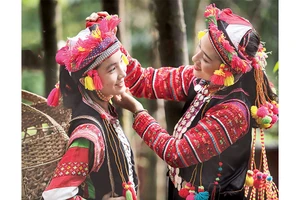 Phụ nữ La Hủ duyên dáng, sặc sỡ trong trang phục truyền thống.