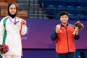 Võ sĩ kurash Phương Quỳnh (bên phải) trên bục nhận HCÐ.