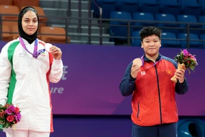 Võ sĩ kurash Phương Quỳnh (bên phải) trên bục nhận HCÐ.