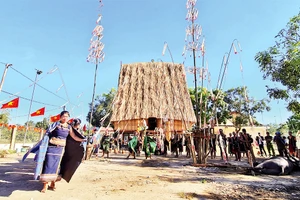Ðồng bào Hà Lăng biểu diễn cồng chiêng, múa chiêu mừng nhà rông mới.
