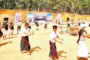 Tái hiện lễ hội “mừng lúa mới” của người Chu Ru ở huyện Ðức Trọng, tỉnh Lâm Ðồng.