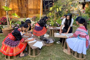 Học sinh Câu lạc bộ Mỹ thuật Trường phổ thông dân tộc nội trú tỉnh Lai Châu thực hành vẽ tranh bằng sáp ong.