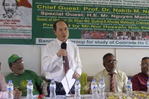 Đại sứ Việt Nam tại Bangladesh Nguyễn Mạnh Cường phát biểu tại tọa đàm. (Ảnh: TTXVN)